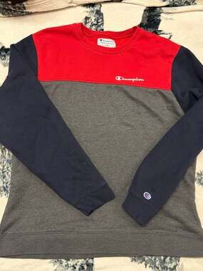 Champion long sleeve Crewneck sweatshirt. Fantastic...